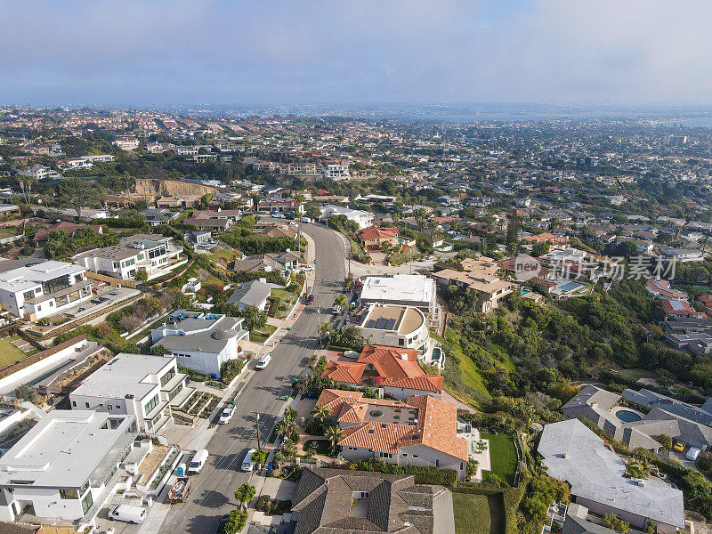 俯瞰圣地亚哥La Jolla Hermosa小镇的小街道和别墅